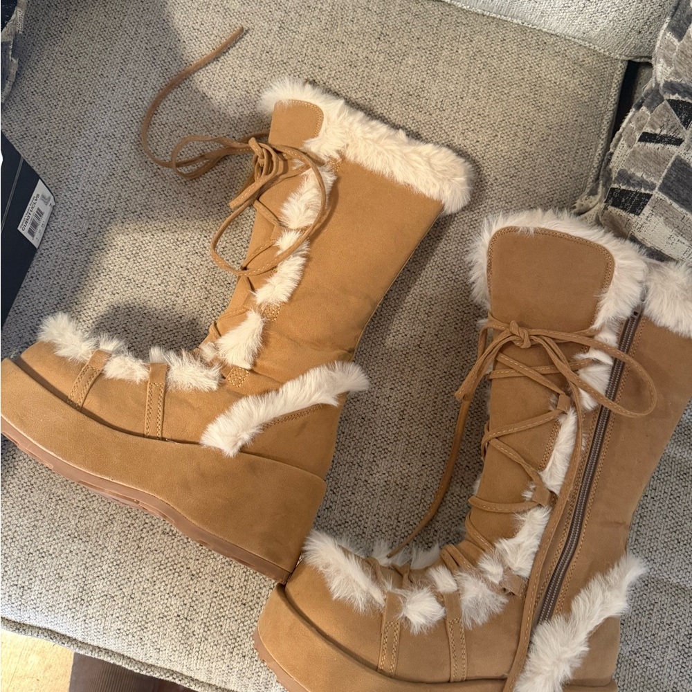 Demonia CUBBY-311 COLOR:
Camel Vegan Suede